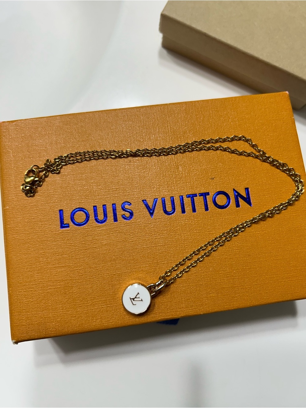 Lv charm necklace set - Picture 5 of 11